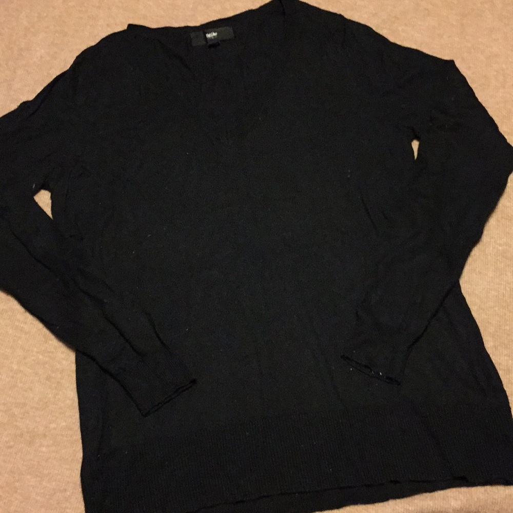 SALE!!🌻 very soft V-neck sweater.